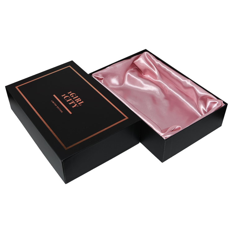 Scatola regalo con coperchio e base con supporto in raso e logo stampato a caldo in oro rosa per confezioni di biancheria  