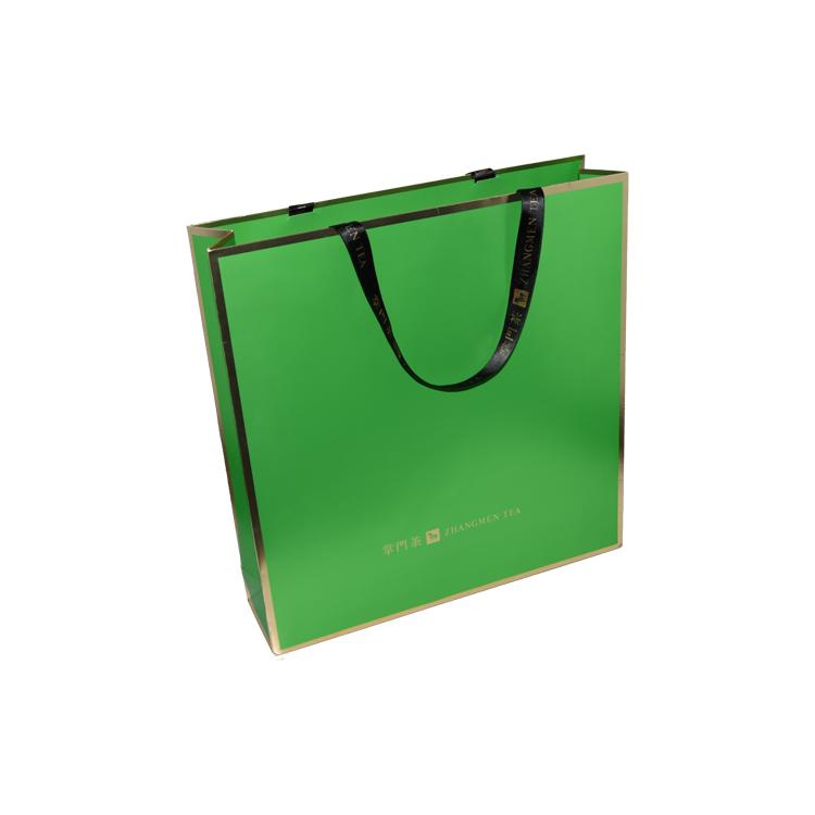 Luxus-Pappgeschenktüten Papier-Einkaufstaschen Großhandel mit Seidengriff und Gold Hot Foil Stamping Logo  