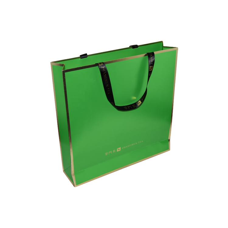 Luxus-Pappgeschenktüten Papier-Einkaufstaschen Großhandel mit Seidengriff und Gold Hot Foil Stamping Logo  