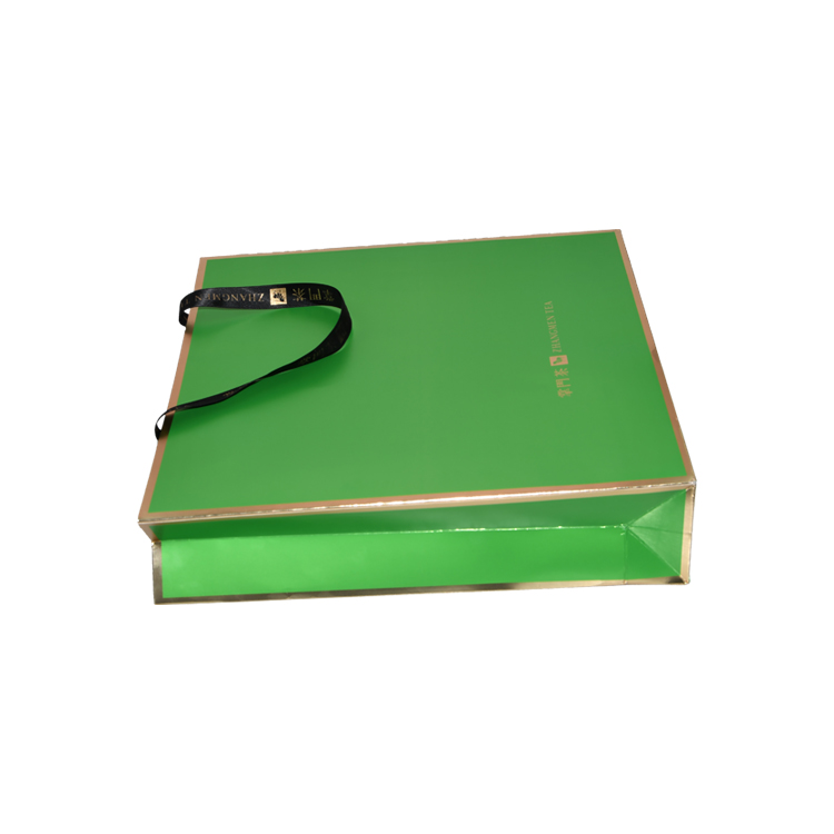 Роскошные картонные подарочные пакеты Бумажные хозяйственные сумки оптом с шелковой ручкой и логотипом для горячего тиснения золотой фольгой  