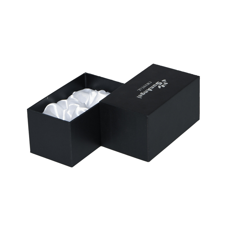 صندوق تقديم مبطن بالساتان باللون الأسود غير اللامع للتغليف الكريستالي مع شعار ختم بالرقائق الفضية الساخنة