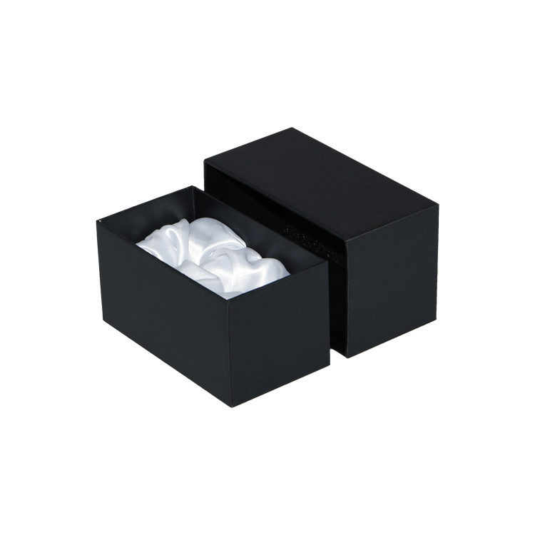  シルバーホットフォイルスタンピングロゴ付きクリスタルパッケージ用マットブラックカラーのサテン裏地付きプレゼンテーションボックス  