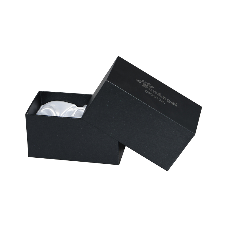 Satinierte Präsentationsbox in mattschwarzer Farbe für Kristallverpackungen mit silbernem Hot Foil Stamping Logo  