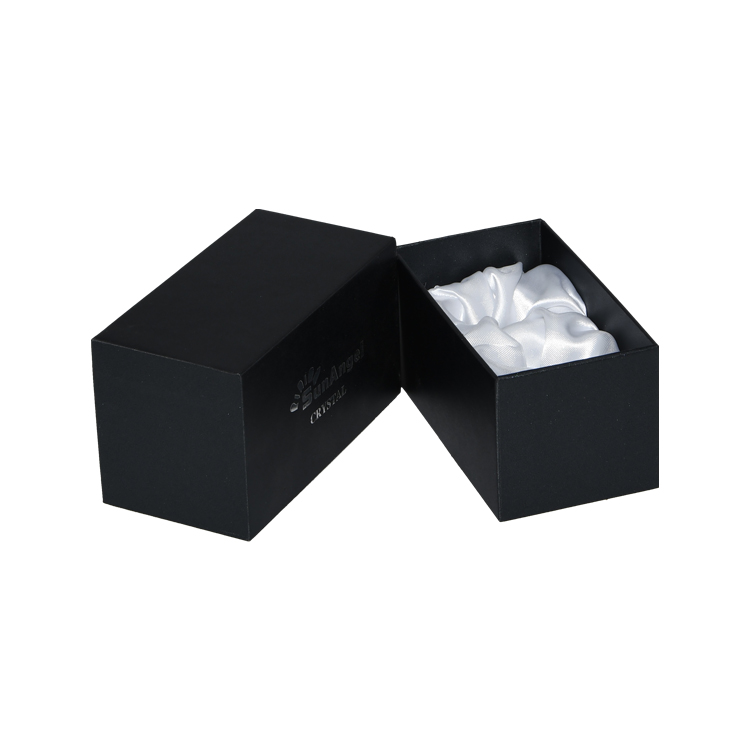  シルバーホットフォイルスタンピングロゴ付きクリスタルパッケージ用マットブラックカラーのサテン裏地付きプレゼンテーションボックス  