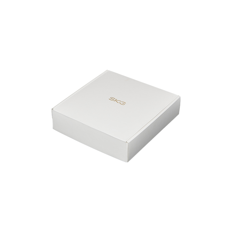 Weiße Versandkartons aus Wellpappe für Massagegerätverpackungen mit Kunststoffhalter und goldfarbenem Logo  