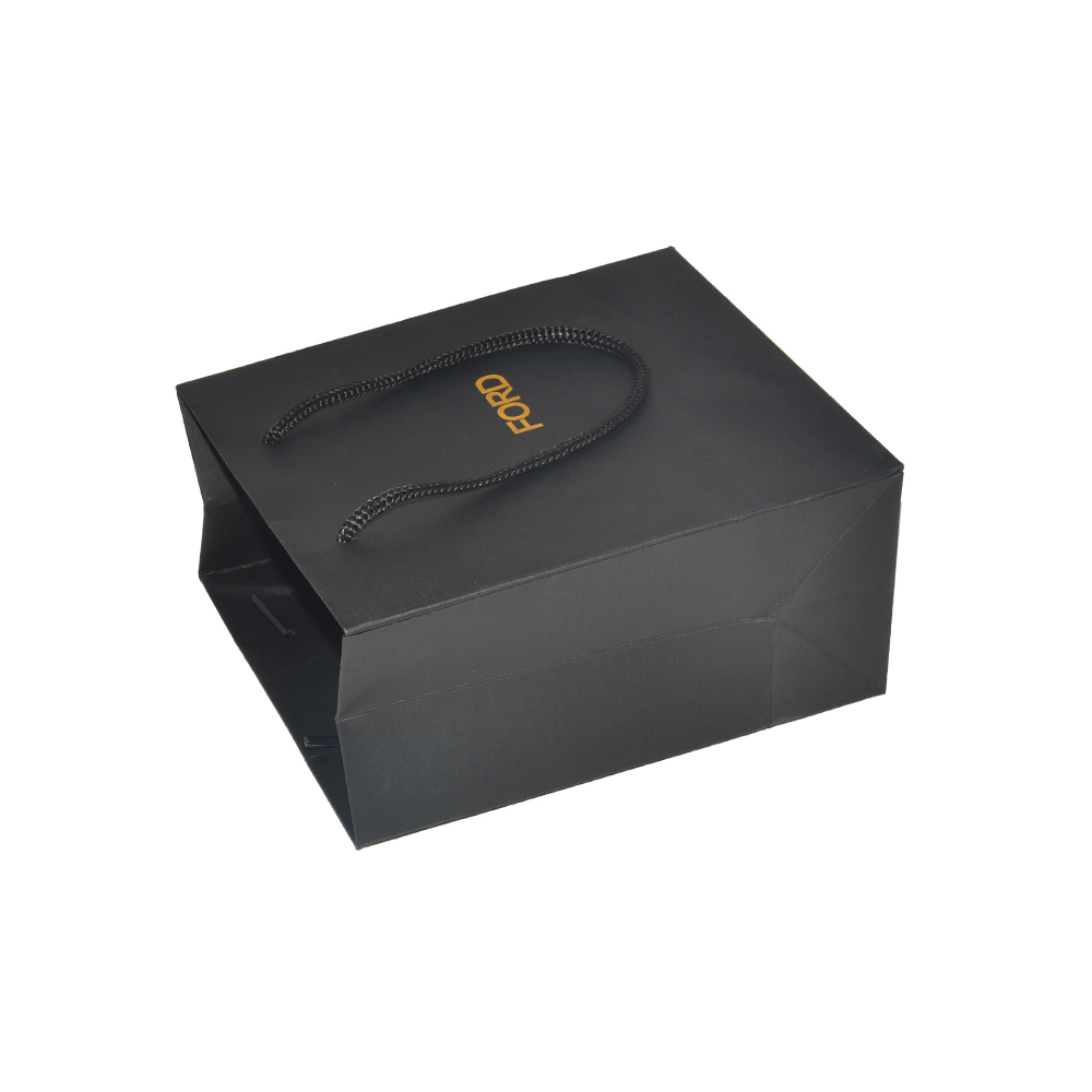 Sacs-cadeaux en carton noir mat personnalisés pour les achats au détail avec poignée en corde et logo d'estampage à chaud en or  
