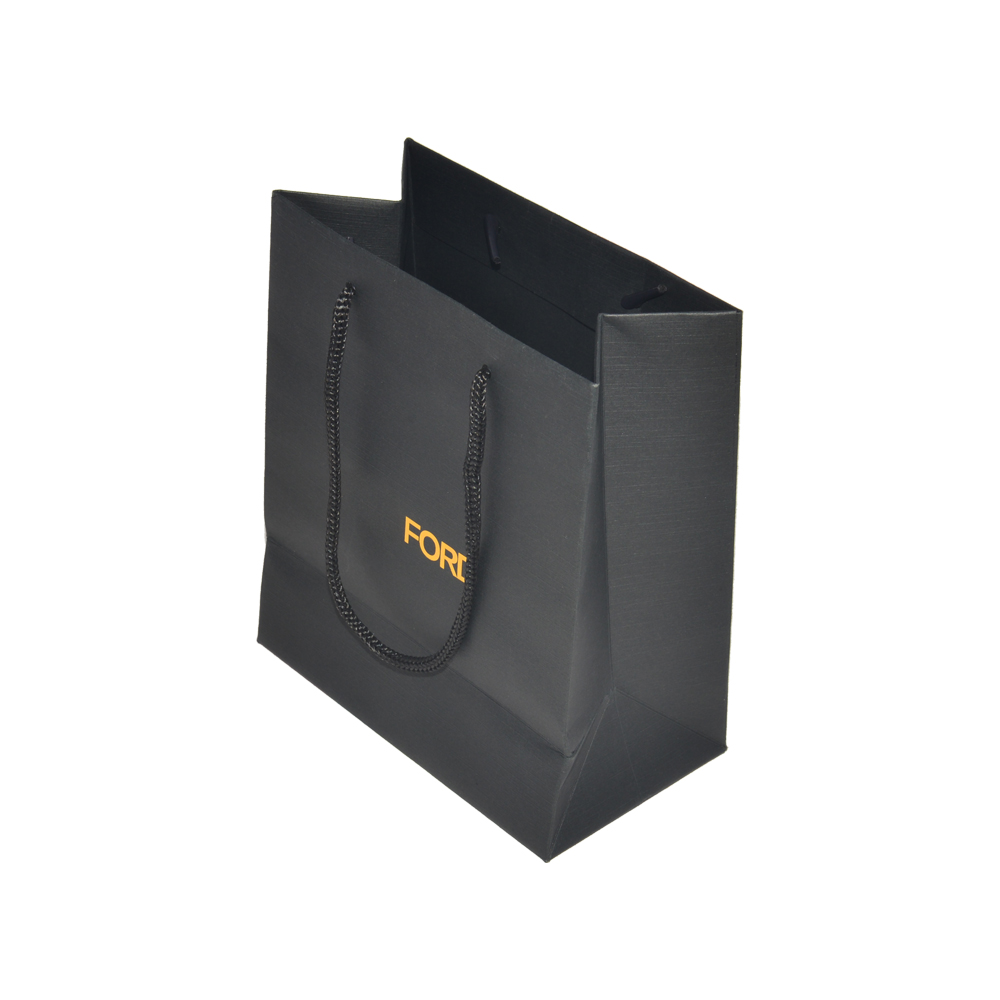  Kundenspezifische Geschenkbeutel aus mattschwarzem Karton für den Einzelhandel mit Seilgriff und goldenem Hot Foil Stamping-Logo  