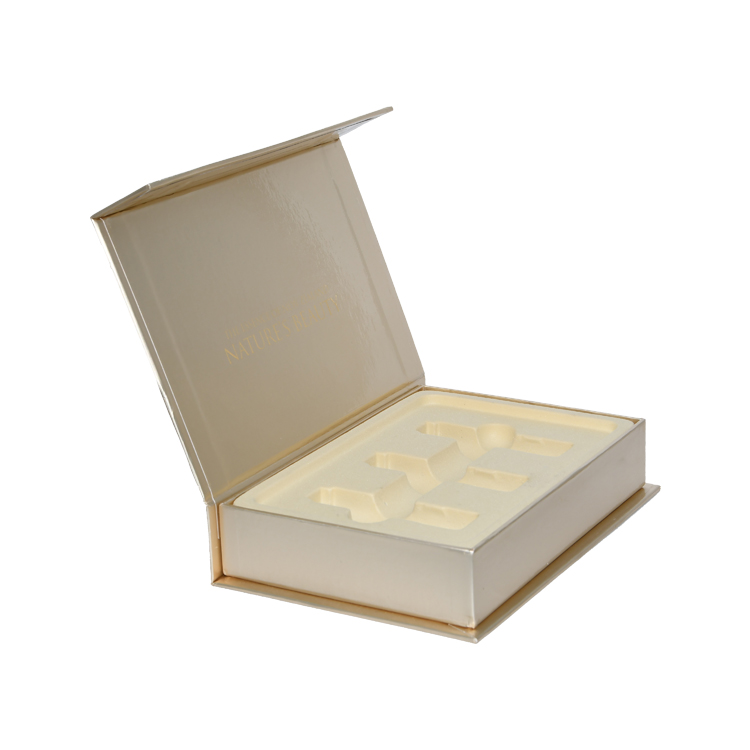 中国で最も安い価格で美容包装用の金のプラスチックホルダー付きのパーソナライズされた金の磁気ギフトボックス  