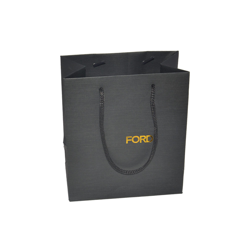 Sacs-cadeaux en carton noir mat personnalisés pour les achats au détail avec poignée en corde et logo d'estampage à chaud en or  