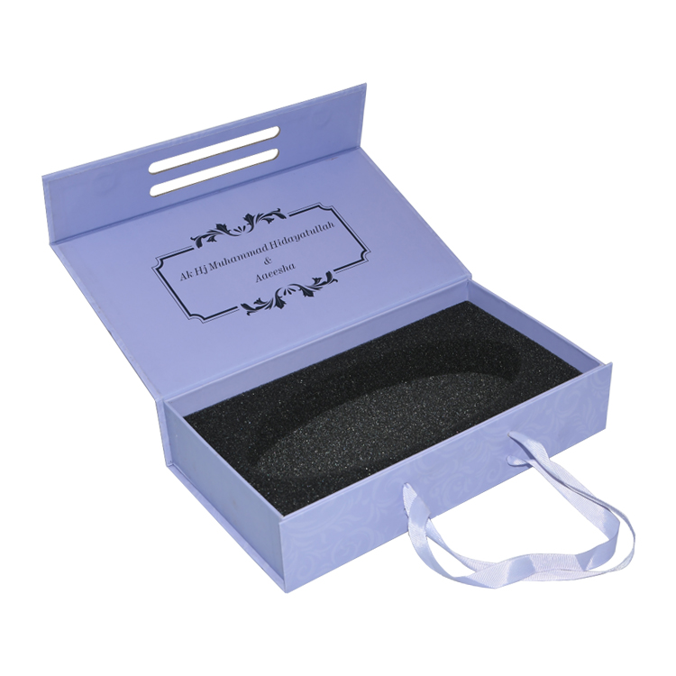 Scatola regalo di imballaggio di carta con coperchio magnetico in cartone rigido di lusso personalizzato con manico in nastro di seta e supporto in schiuma  