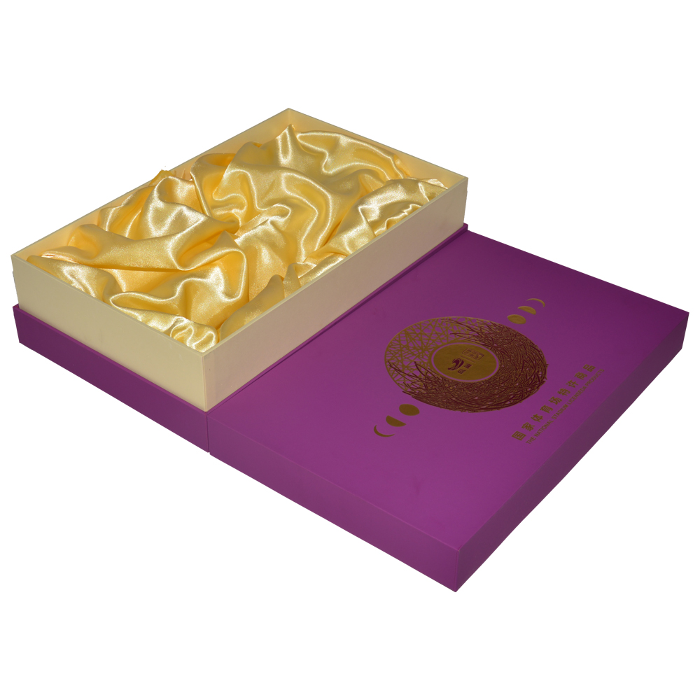 صندوق هدايا صلب بغطاء وصندوق أساسي من قطعتين غطاء مكشوف الأكتاف ورقبة صندوق هدايا صلب مع صينية من الساتان وشعار ذهبي  