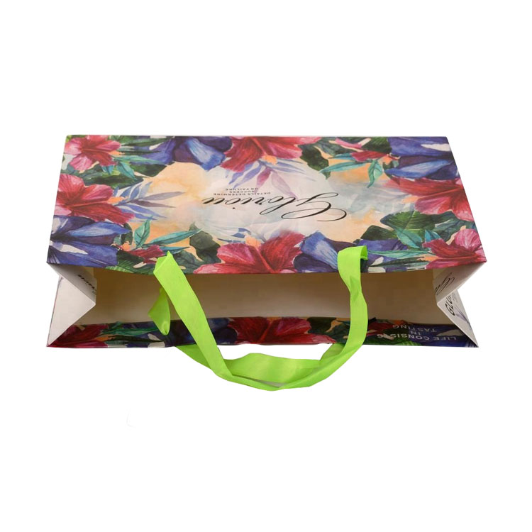 Hot Selling Custom Logo Luxus-Papier-Einkaufstaschen, Papier-Einzelhandelstaschen, Kosmetikpapier-Geschenktüten mit Seidengriff  