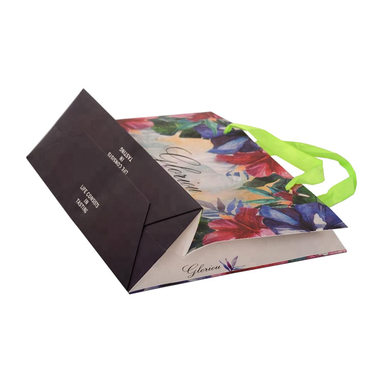 Sacchetti della spesa di carta di lusso con logo personalizzato di vendita caldo, sacchetti di carta per la vendita al dettaglio, sacchetti regalo di carta cosmetica con manico in seta  