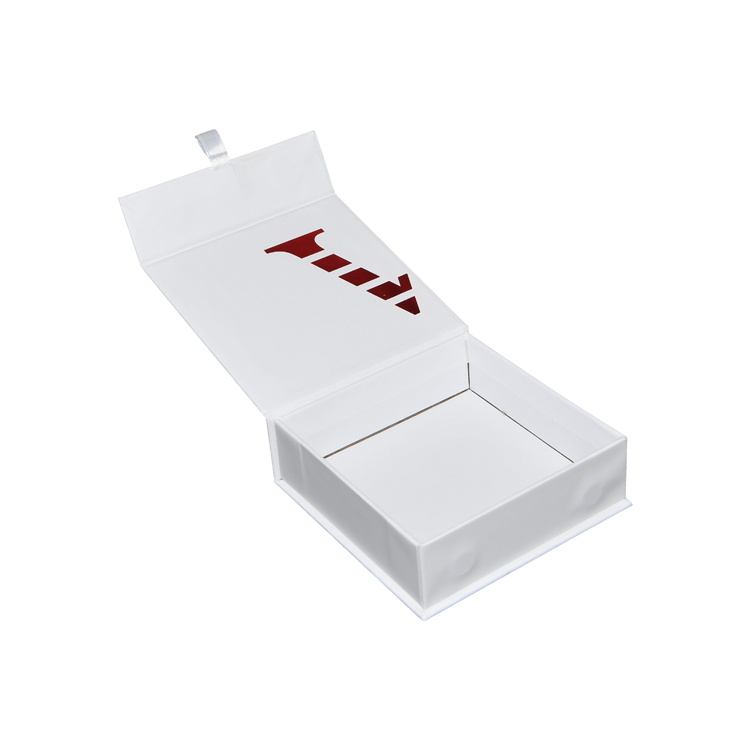 シルクリボン付きマットホワイト磁気ジュエリーペーパーパッケージボックス、磁気クロージャー付きジュエリーギフトボックス  