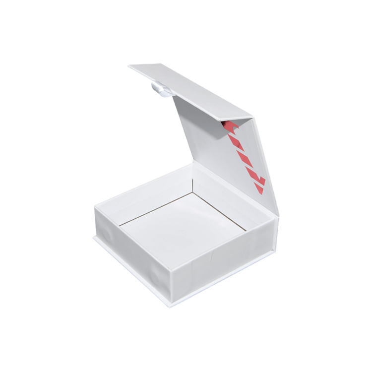 シルクリボン付きマットホワイト磁気ジュエリーペーパーパッケージボックス、磁気クロージャー付きジュエリーギフトボックス  