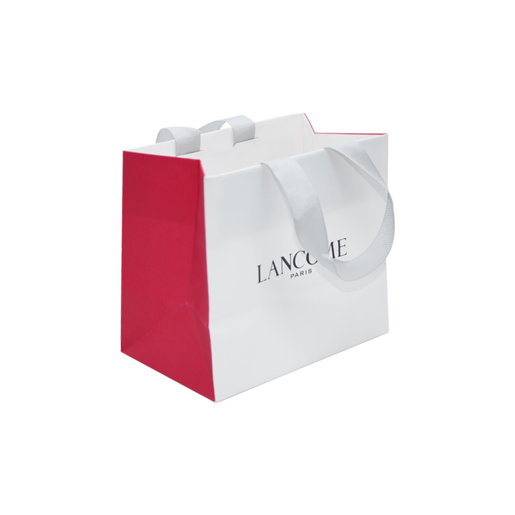 Vente en gros de sacs en papier cosmétiques imprimés personnalisés de qualité supérieure en vrac avec poignée en ruban de soie  