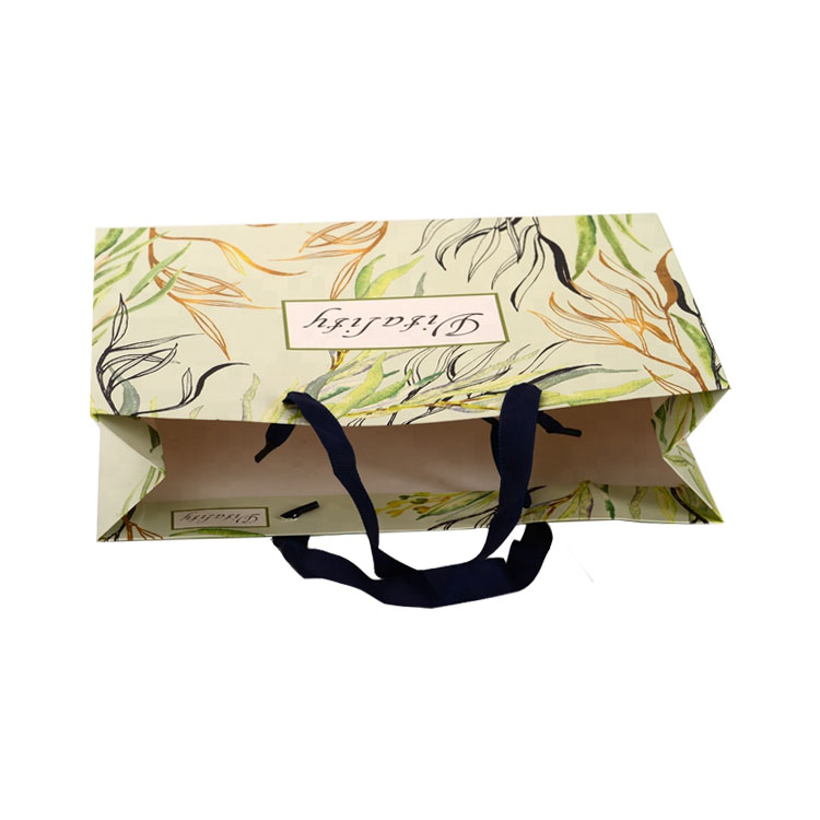カスタム製品ブティックキャリアバッグパッケージングバッグロゴ付きの折り畳み式の再利用可能な紙のショッピングバッグ  