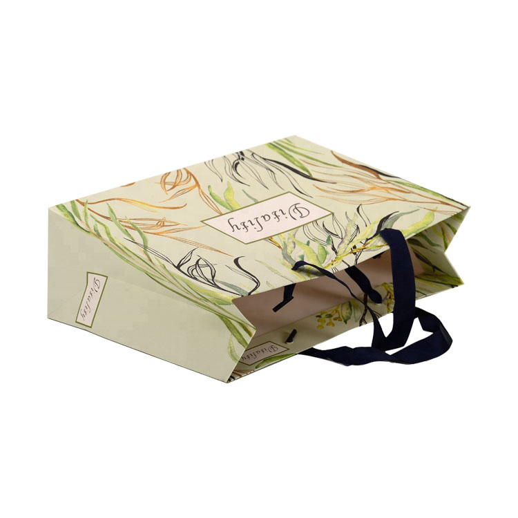 カスタム製品ブティックキャリアバッグパッケージングバッグロゴ付きの折り畳み式の再利用可能な紙のショッピングバッグ  