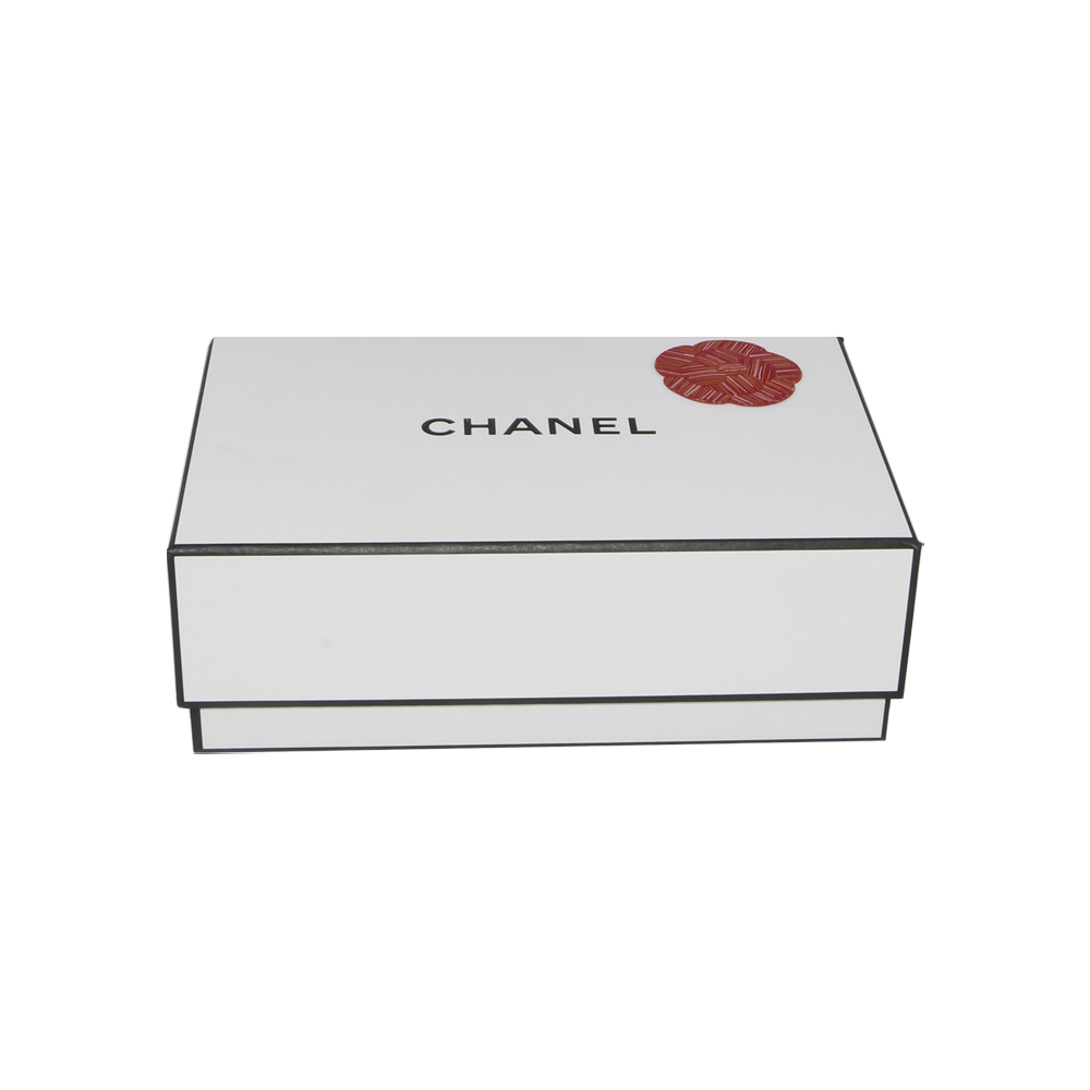 マットホワイトのふたとベースのギフトボックス、エンボスロゴ付きのシャネルパッケージ用のカスタムリジッドセットアップギフトボックス  