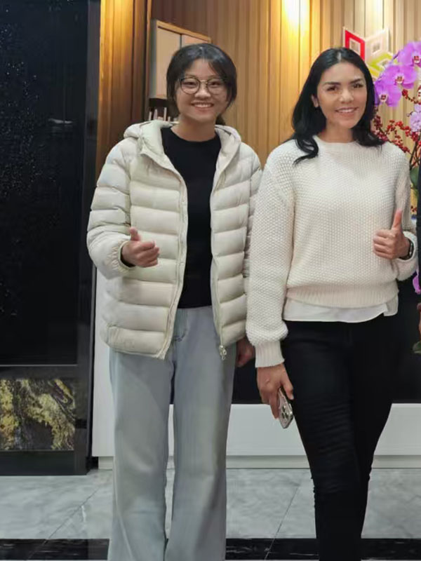 About Us 18 Customer Visiting