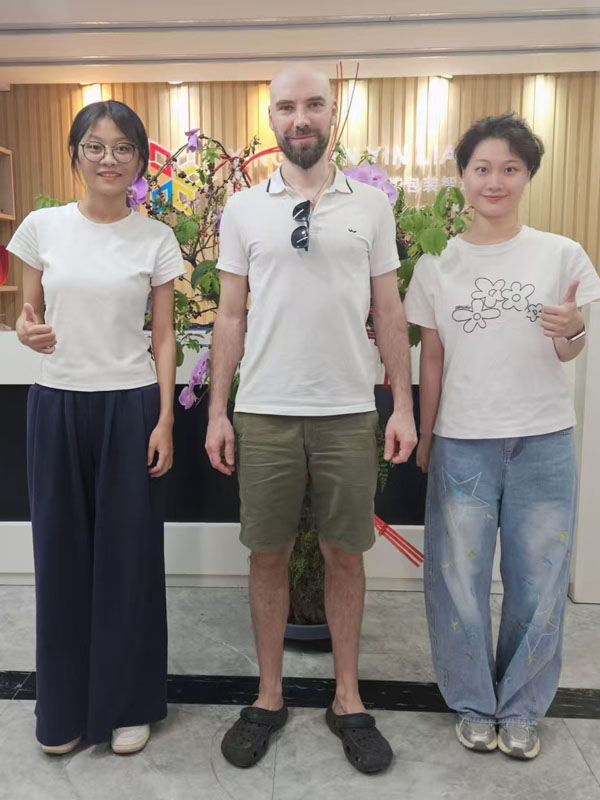 About Us 16 Customer Visiting