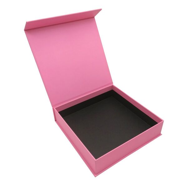 Caixa de presente rosa para produtos capilares da Magnetic com folha de papel preta no interior